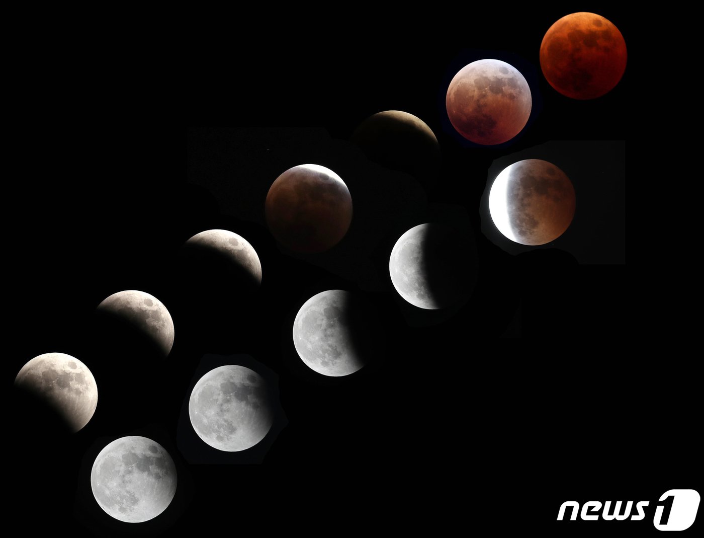 본문 이미지 - 2022년 11월 8일 관측한 '개기월식'. 2022.11.8/뉴스1 ⓒ News1 박지혜 기자
