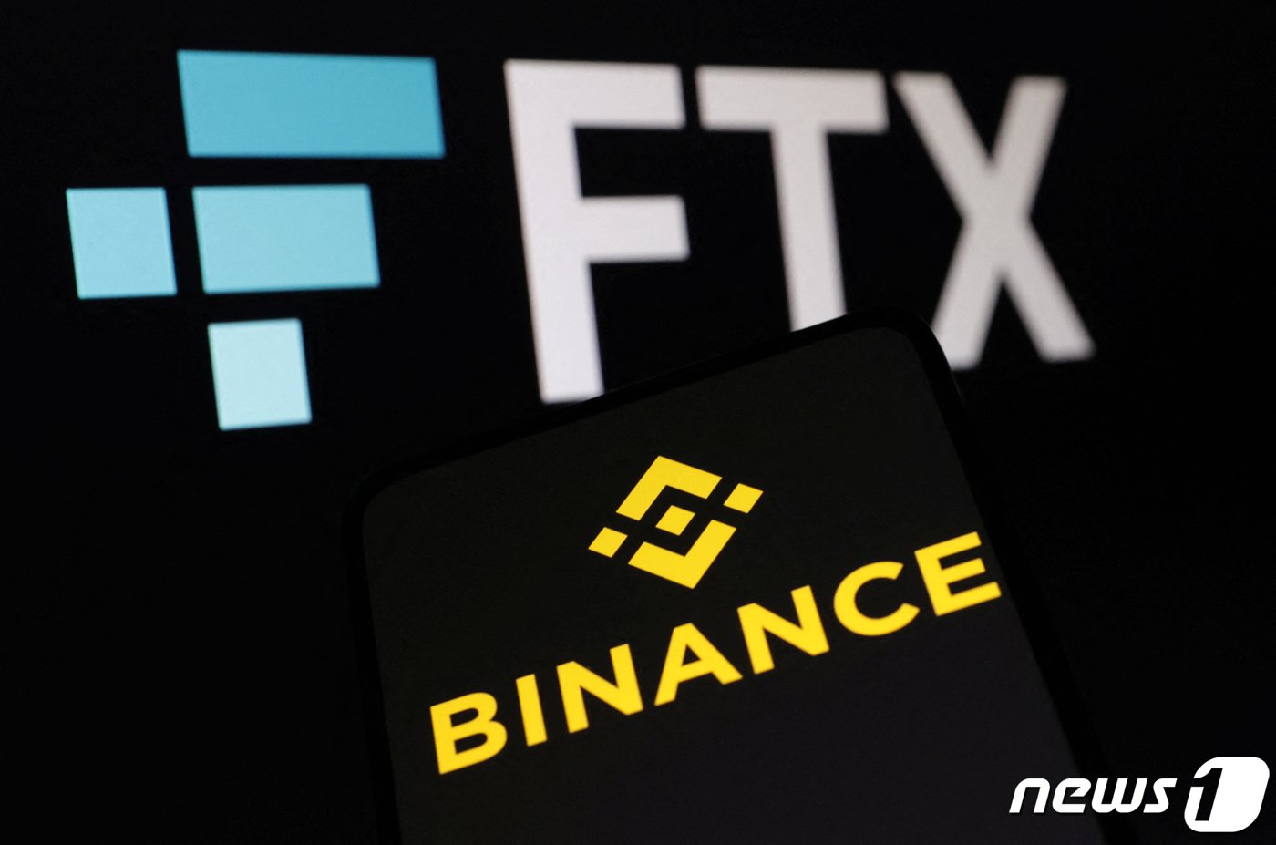 본문 이미지 - 바이낸스와 FTX의 로고를 합성한 일러스트레이션. ⓒ 로이터=뉴스1 ⓒ News1 박형기 기자