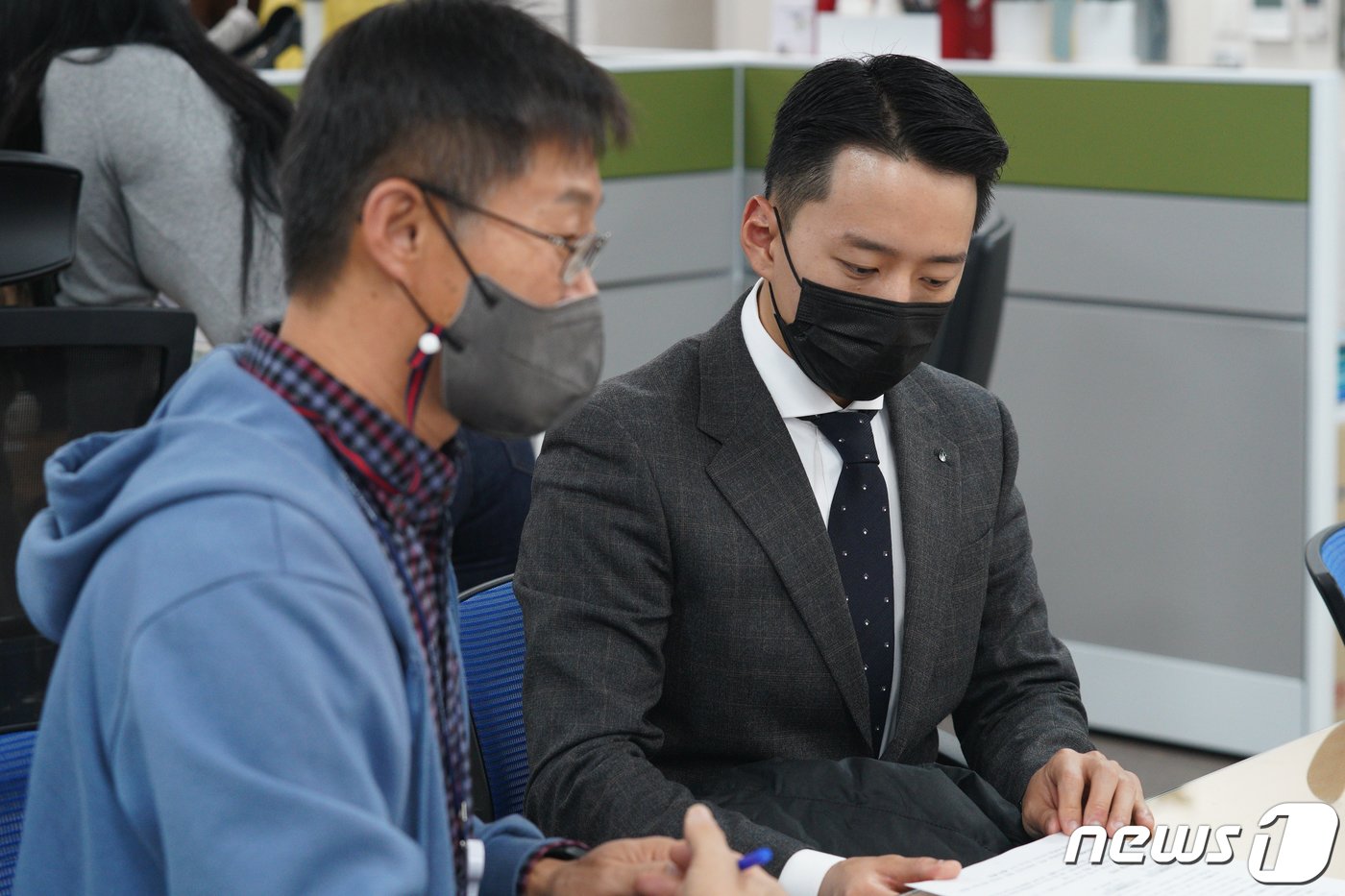 본문 이미지 - 중소벤처기업부 청년보좌역(별정직 6급)에 채용된 이석호 씨가 2022년 11월 세종 중소벤처기업부 청사로 첫 출근해 업무를 안내받고 있다.(증소벤처기업부 제공) 2022.11.9/뉴스1