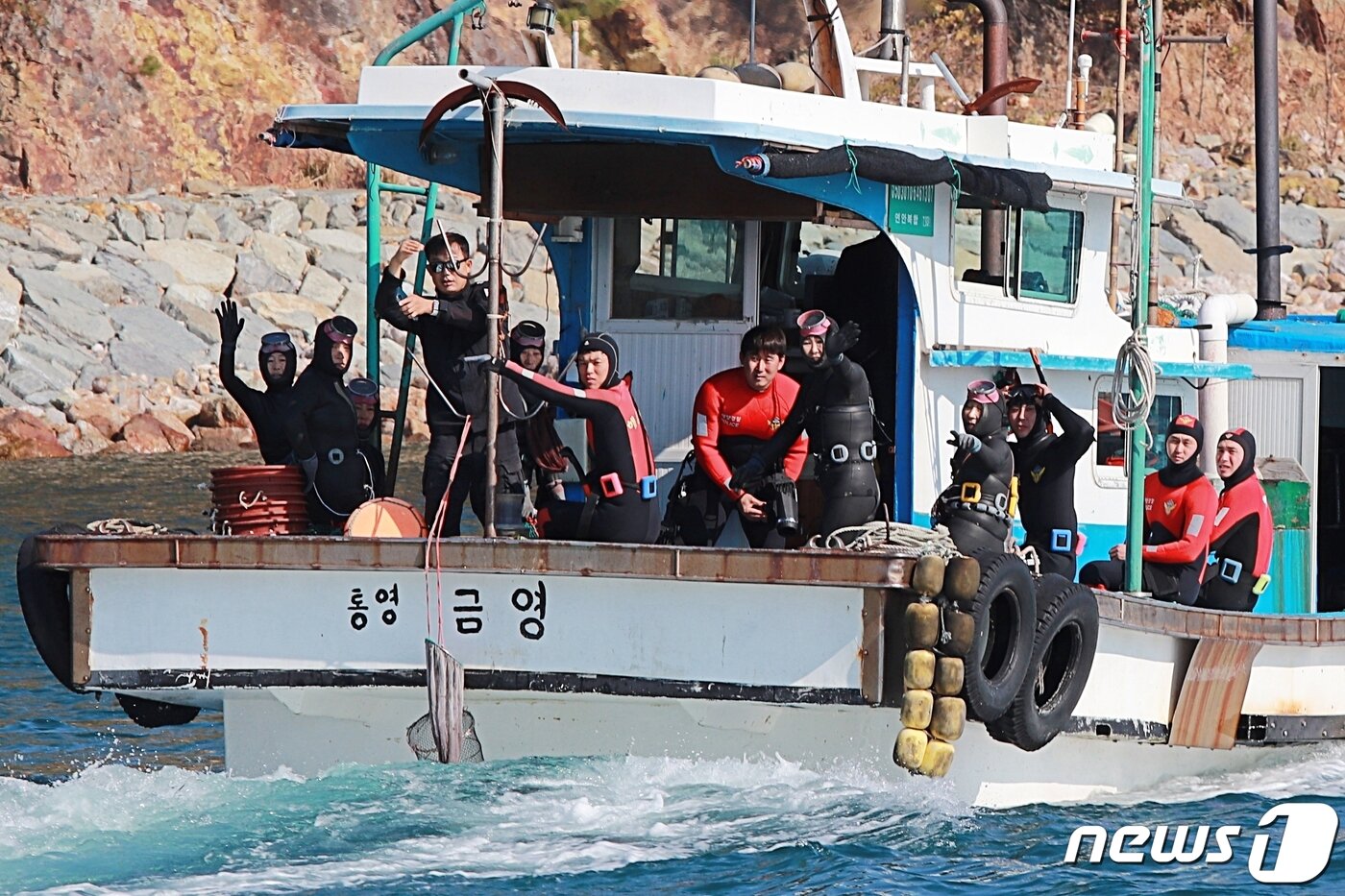 본문 이미지 - 지난 8일 경남 통영시 산양읍 한 해상에서 통영해경 구조대가 통영 해녀들로부터 수중 활동 노하우를 전수받기 위해 이동하고 있다.(통영해경 제공)