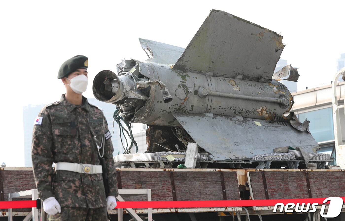 본문 이미지 - 지난해 11월9일 서울 용산 국방부 청사에서 북한이 같은 달 2일 동해 북방한계선(NLL) 이남으로 발사한 미사일 잔해가 공개되고 있다. (공동취재) 2022.11.9/뉴스1 ⓒ News1 신웅수 기자
