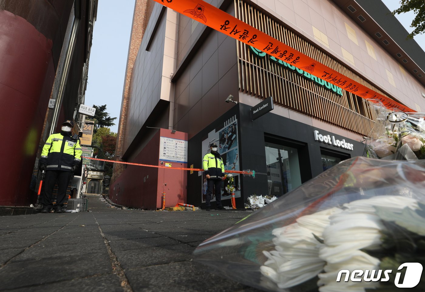 서울 용산구 이태원동 해밀톤호텔과 사고가 발생한 골목의 모습. 2022.11.9/뉴스1 ⓒ News1 신웅수 기자