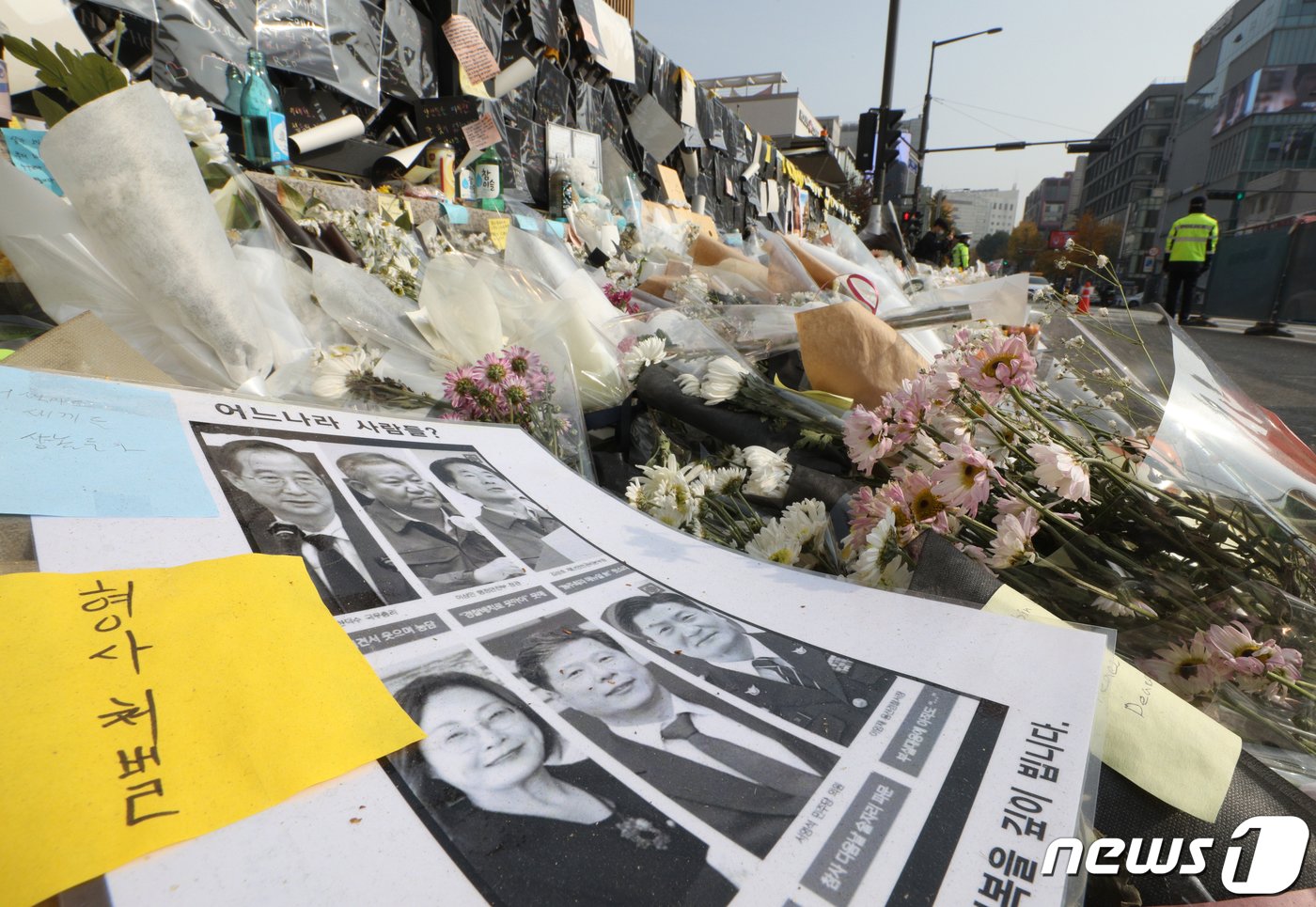 본문 이미지 - 9일 서울 용산구 이태원역 1번 출구에 마련된 이태원 참사 희생자 추모공간에 한덕수 국무총리와 이상민 행정안전부 장관, 김성호 재난안전관리본부장, 박희영 용산구청장, 이임재 전 용산경찰서장을 비판하는 종이가 놓여 있다. 2022.11.9/뉴스1 ⓒ News1 신웅수 기자