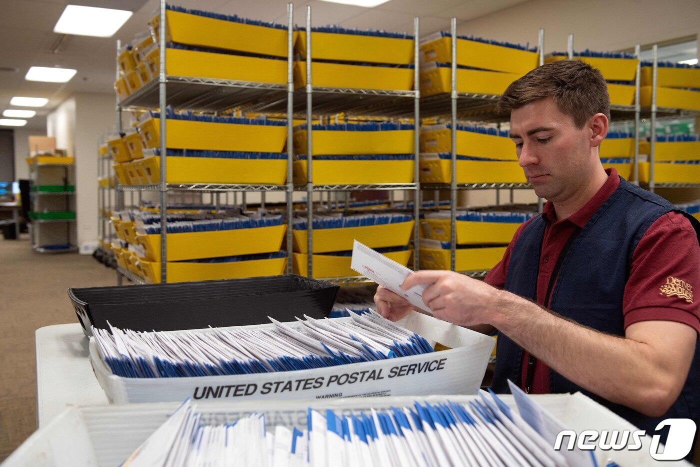 본문 이미지 - 8일 미국 콜로라도주 덴버에서 중간선거 개표가 실시되고 있다. ⓒ AFP=뉴스1 ⓒ News1 강민경 기자
