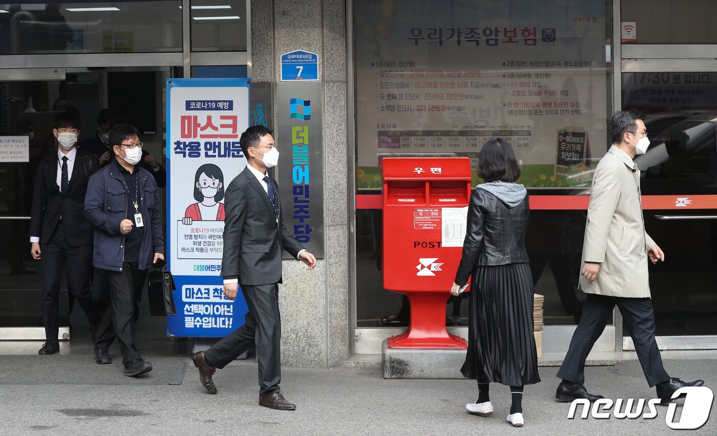 본문 이미지 - 검찰 수사관들이 9일 오후 서울 여의도 더불어민주당 중앙당사에 위치한 정진상 당대표 정무조정실장 사무실 압수수색을 마친 후 당사를 나서고 있다. 2022.11.9/뉴스1 ⓒ News1 신웅수 기자