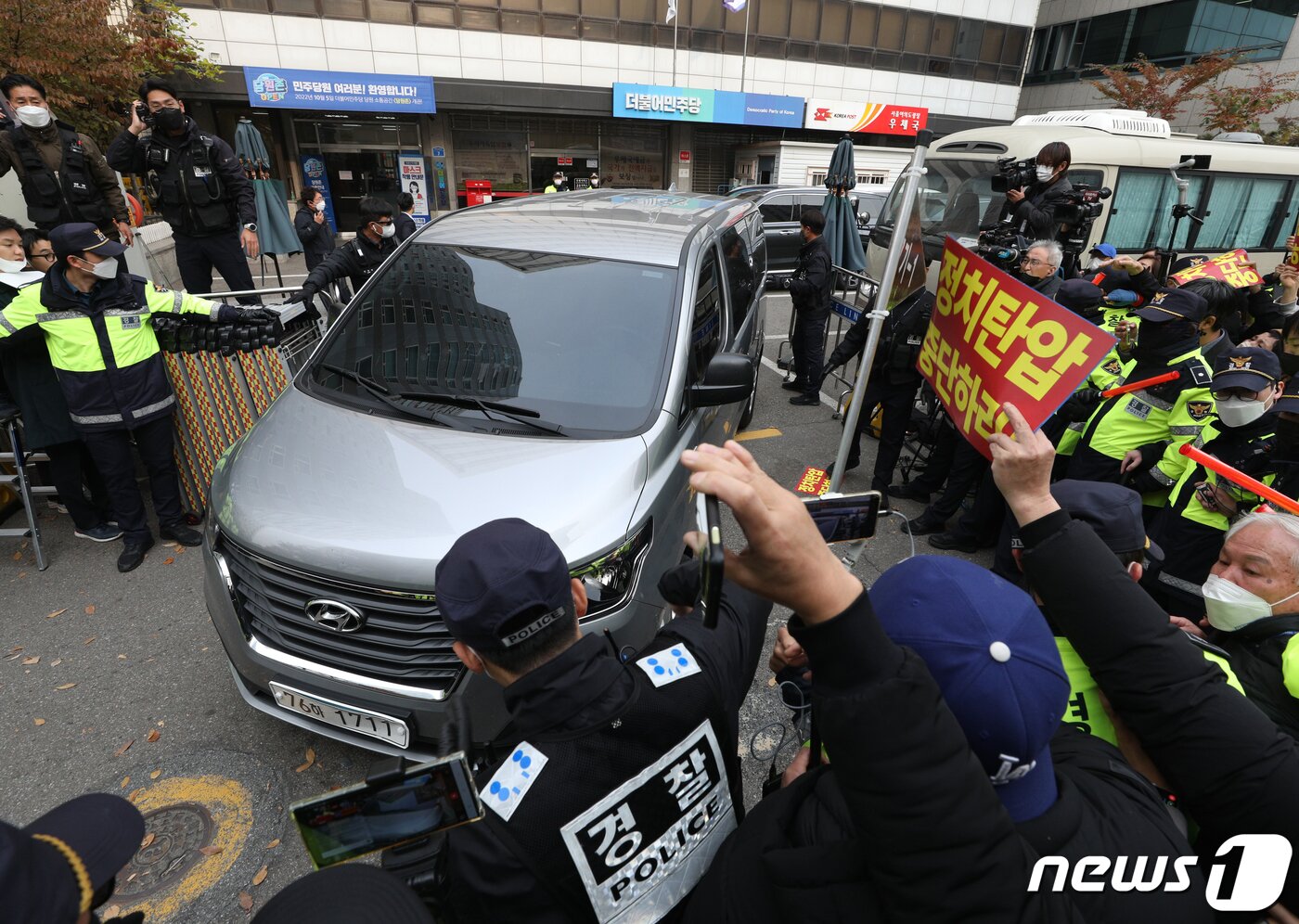 본문 이미지 - 검찰 수사관들이 탑승한 차량이 9일 오후 서울 여의도 더불어민주당 중앙당사에 위치한 정진상 당대표 정무조정실장 사무실 압수수색을 마친 후 당사를 떠나고 있다. 2022.11.9/뉴스1 ⓒ News1 신웅수 기자