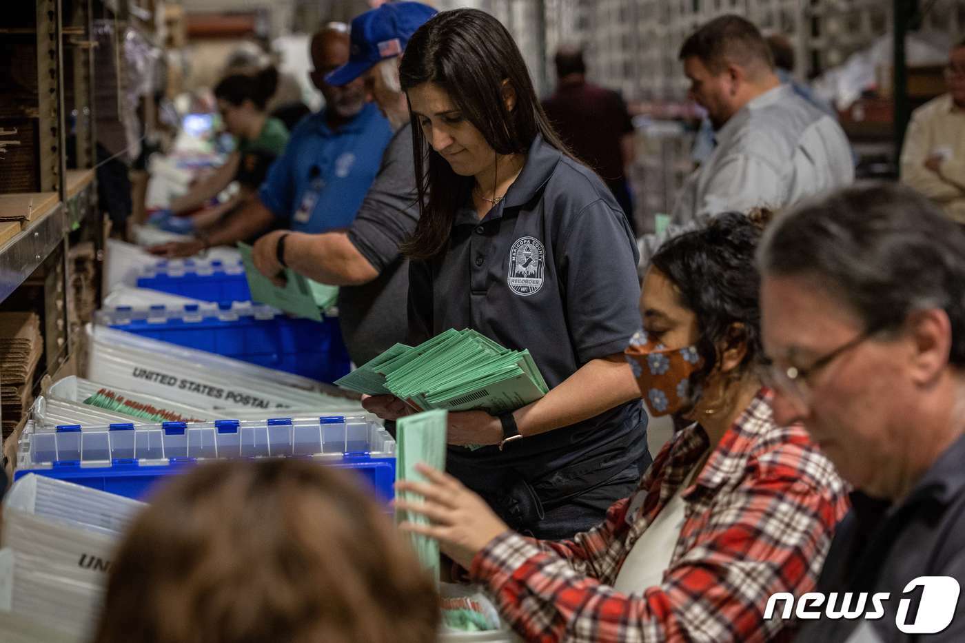 본문 이미지 - 8일 미국 애리조나주 피닉스에서 개표원들이 선거 용지를 분류하고 있다. ⓒ AFP=뉴스1 ⓒ News1 강민경 기자