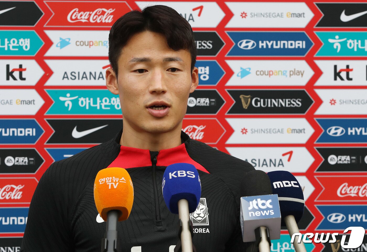 본문 이미지 - 축구대표팀 손준호 선수가 9일 오후 경기 파주 축구대표팀 트레이닝센터(NFC)에서 훈련 전 취재진과 인터뷰를 하고 있다. 2022.11.9/뉴스1 ⓒ News1 박세연 기자
