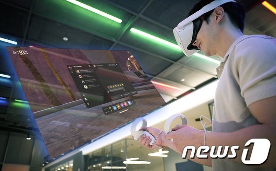 본문 이미지 - VR 디바이스 오큘러스 퀘스트2를 이용하는 모습(SK텔레콤 제공). 2021.8.24/뉴스1
