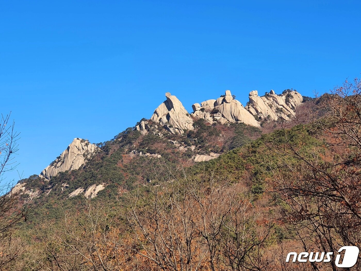 카메라로 당겨본 오봉. 다섯 개의 봉우리는 분명 자연의 흔적인데, 조각가가 정교하게 다듬은 작품으로 보인다. 왼쪽의 낮은 바위는 관음봉.