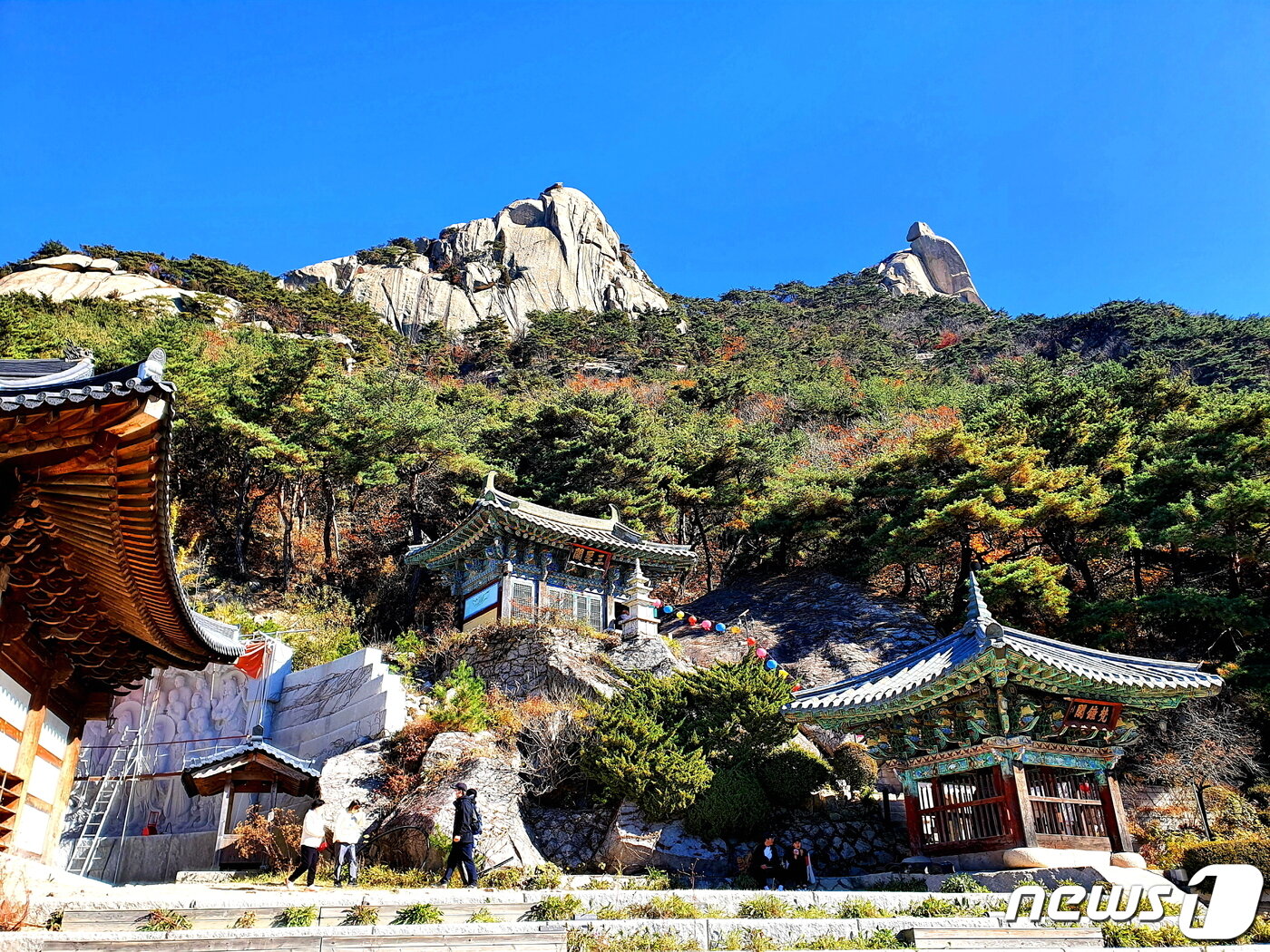 석굴암 풍경. 가운데 관음봉, 오른쪽 오봉의 다섯 번째 봉우리 밑에 자리한 전각과 법당.