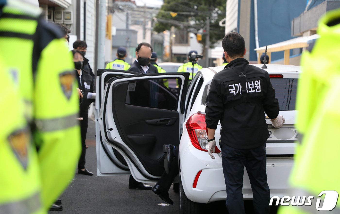 국가정보원이 지난 2022년 11월9일 오후 제주시에 있는 강은주 전 진보당 제주도당위원장의 자택 앞에서 강 전 위원장의 차량을 압수수색하고 있다.2022.11.9/뉴스1 ⓒ News1 오미란 기자