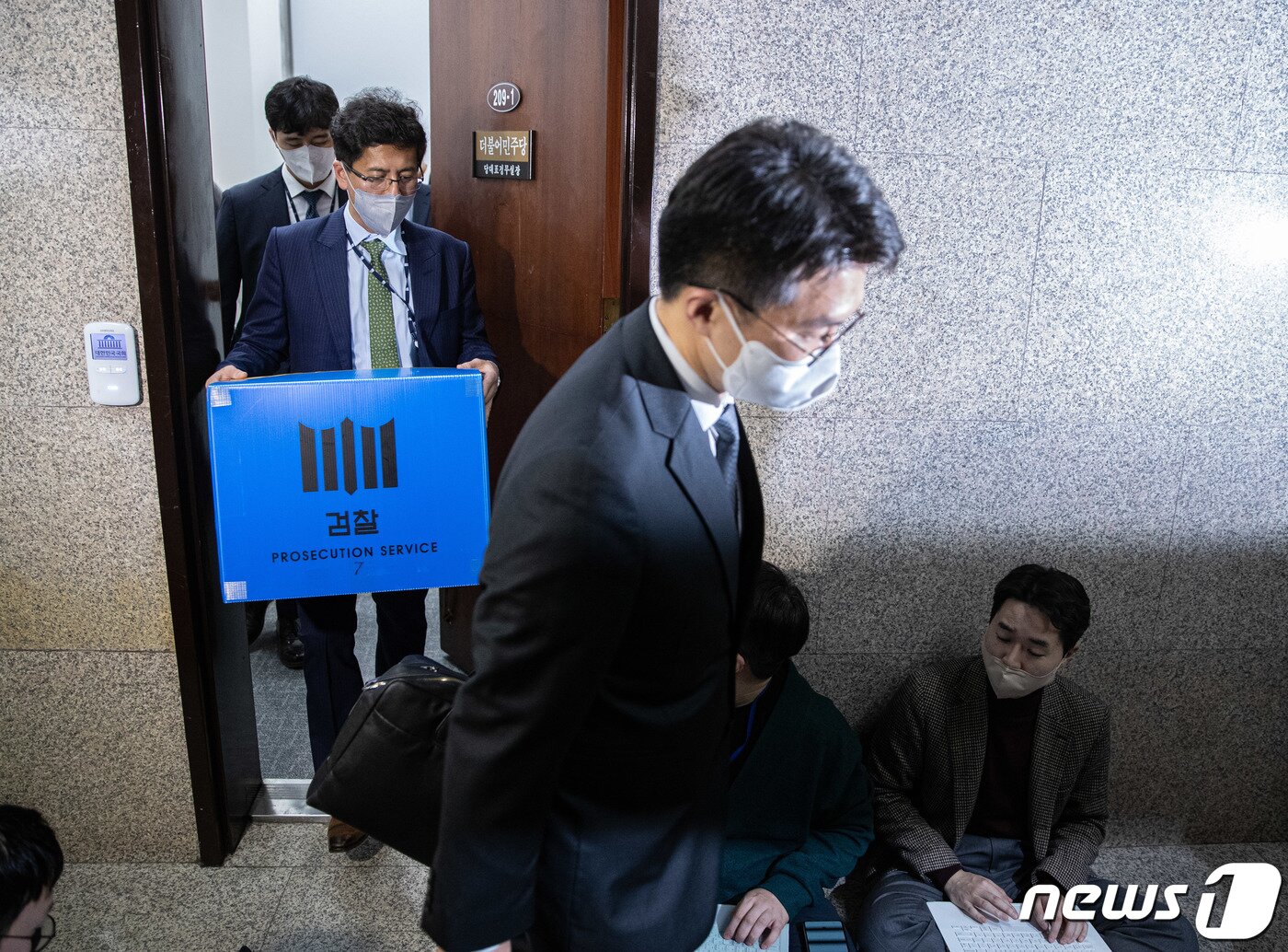 본문 이미지 - 검찰 관계자들이 9일 오후 서울 여의도 국회에 위치한 정진상 더불어민주당 당대표 정무조정실장 사무실 압수수색을 마친 후 압수품을 옮기고 있다. 2022.11.9/뉴스1 ⓒ News1 이재명 기자