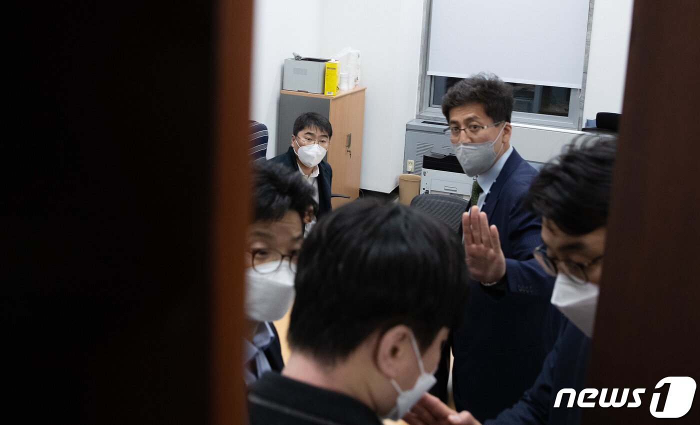 본문 이미지 - 검찰 관계자들이 9일 오후 서울 여의도 국회에 위치한 정진상 더불어민주당 당대표 정무조정실장 사무실 압수수색을 하기 위해 대기하고 있다. 2022.11.9/뉴스1 ⓒ News1 이재명 기자