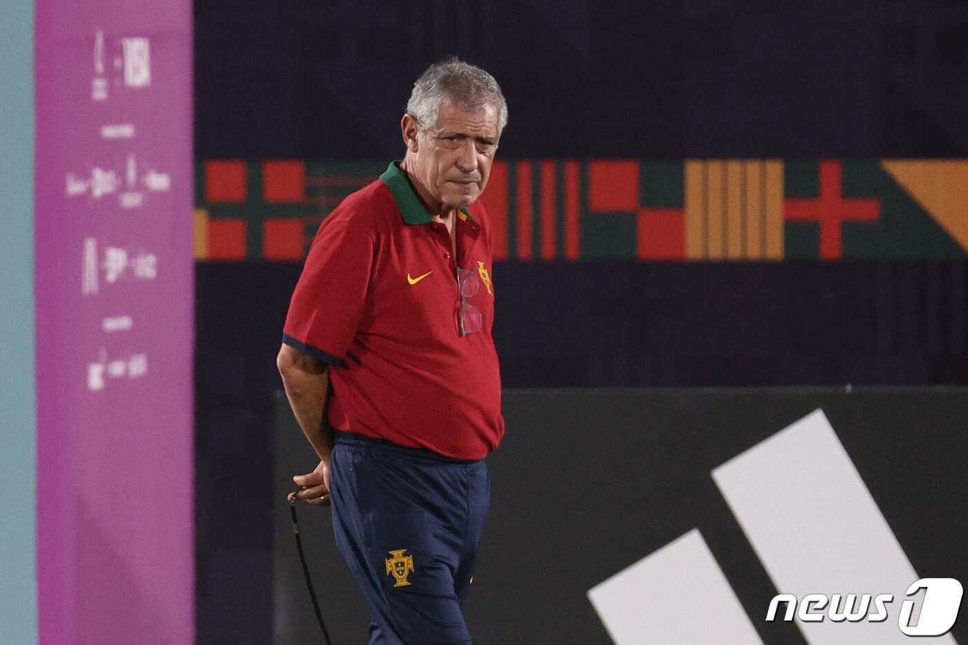 본문 이미지 - 페르난두 산투스 포르투갈 축구대표팀 감독이 30일 오후(현지시간) 카타르 알샤하니야 스포츠클럽에 마련된 훈련장에서 선수들의 훈련을 지켜보고 있다. 2022.12.1/뉴스1 ⓒ News1 이광호 기자