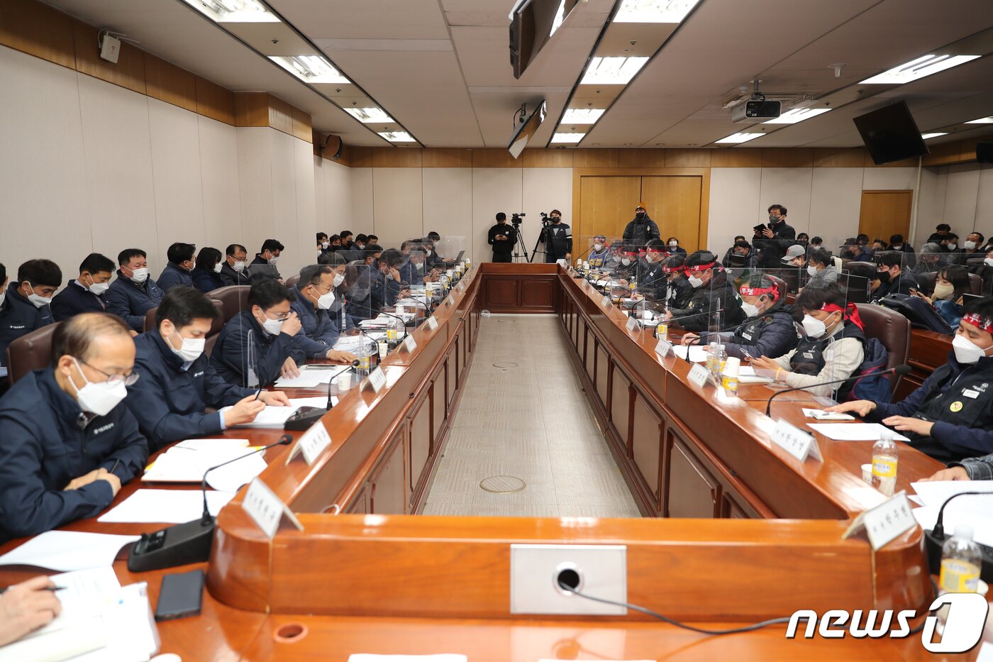 본문 이미지 - 서울 지하철을 운영하는 서울교통공사 노사간 본교섭이 1일 자정 무렵 극적 타결됐다. 이날 서울교통공사에서 노사 양측이 의견을 나누고 있다. (서울교통공사 제공) 2022.12.1/뉴스1 ⓒ News1 임세영 기자