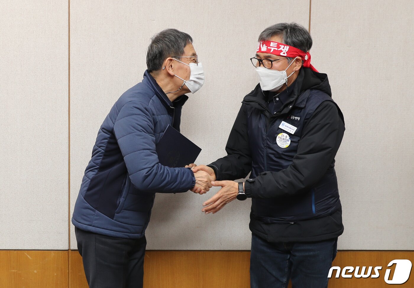 본문 이미지 - 서울 지하철을 운영하는 서울교통공사 노사간 본교섭이 1일 자정 무렵 극적 타결됐다. 이날 서울교통공사에서 김상범 서울교통공사 사장과 김철관 교섭 대표위원이 악수를 나누고 있다. (서울교통공사 제공) 2022.12.1/뉴스1 ⓒ News1 임세영 기자