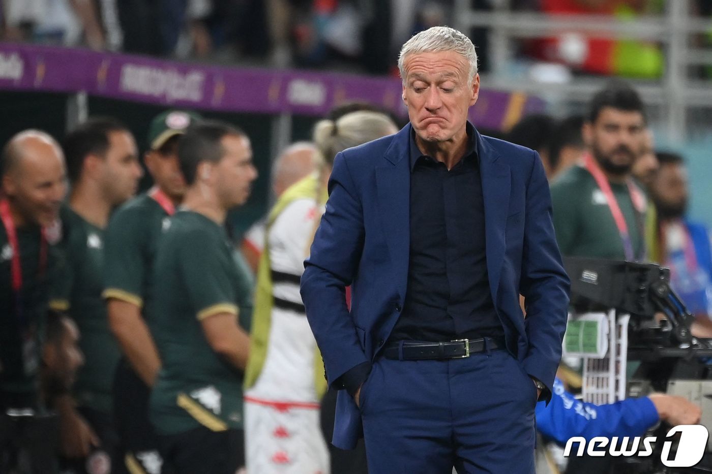 본문 이미지 - 조별리그 최종전에서 튀니지에 패배한 프랑스의 디디에 데샹 감독. ⓒ AFP=뉴스1