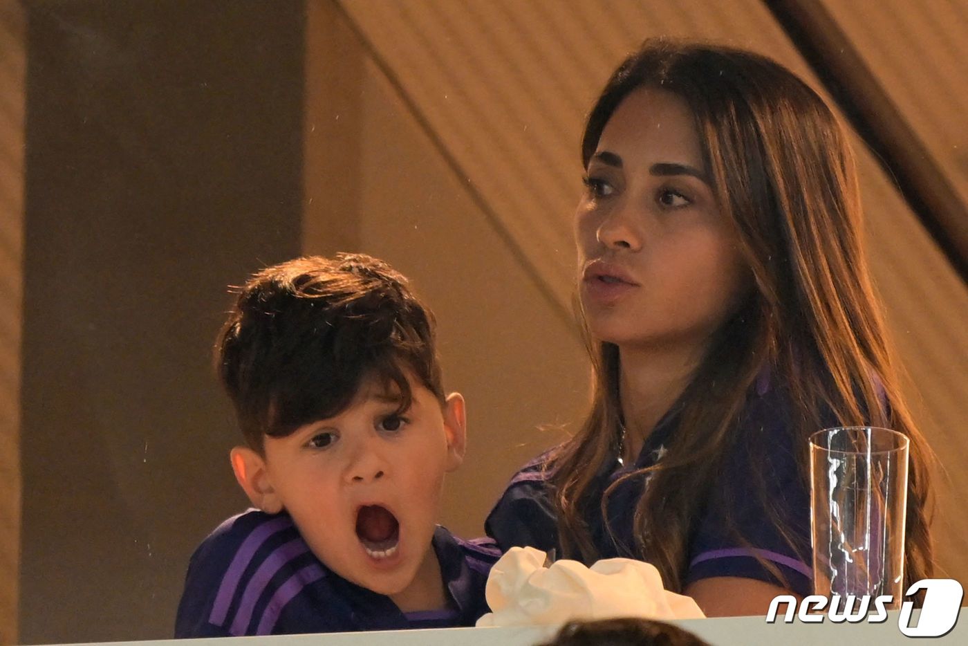 (도하 AFP=뉴스1) 정윤미 기자 = '축구신' 리오넬 메시 아르헨티나 선수의 아내 안토넬라 로쿠조(오른쪽)와 그의 아들 시로가 30일(현지시간) 카타르 수도 도하 974 스타디 …