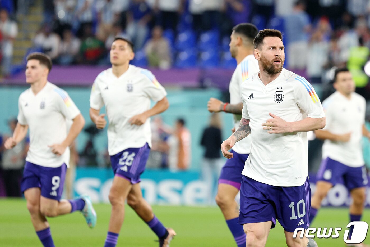 본문 이미지 - 아르헨티나 리오넬 메시가 30일 저녁(현지시간) 카타르 도하 스타디움974에서 열릴 예정인 2022카타르 월드컵 조별리그 C조 3차전 폴란드와 아르헨티나의 경기에 앞서 몸을 풀고 있다. 2022.12.1/뉴스1 ⓒ News1 이동해 기자