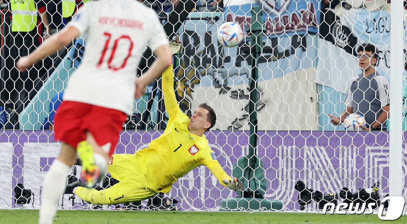 본문 이미지 - 폴란드 골키퍼 슈체스니가 30일 저녁(현지시간) 카타르 도하 스타디움974에서 열린 2022카타르 월드컵 조별리그 C조 3차전 폴란드와 아르헨티나의 경기 전반전에서 아르헨티나 리오넬 메시의 페널티킥을 선방하고 있다. 2022.12.1/뉴스1 ⓒ News1 이동해 기자
