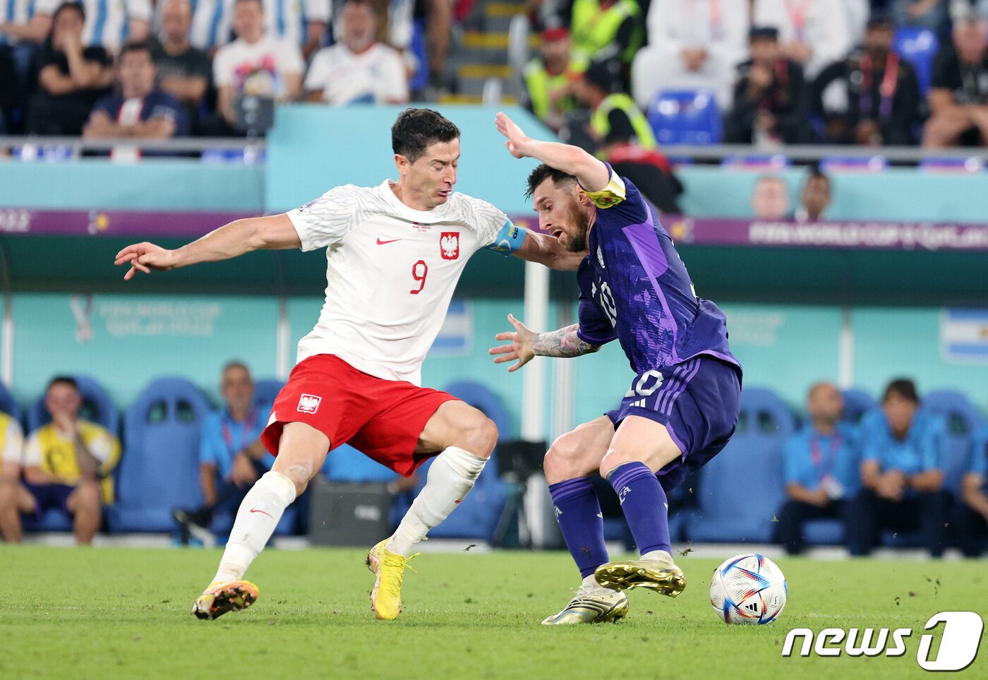 본문 이미지 - 아르헨티나 리오넬 메시와 폴란드 로베르트 레반도프스키가 30일 저녁(현지시간) 카타르 도하 스타디움974에서 열린 2022카타르 월드컵 조별리그 C조 3차전 폴란드와 아르헨티나의 경기 후반전에서 볼 다툼을 벌이고 있다. 2022.12.1/뉴스1 ⓒ News1 이동해 기자
