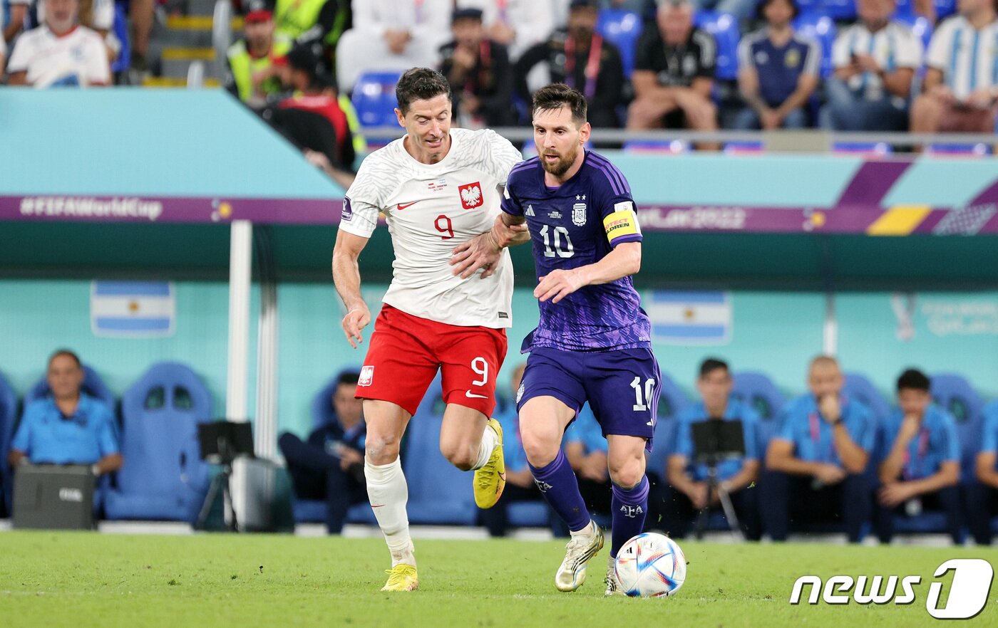 본문 이미지 - 아르헨티나 리오넬 메시와 폴란드 로베르트 레반도프스키가 30일 저녁(현지시간) 카타르 도하 스타디움974에서 열린 2022카타르 월드컵 조별리그 C조 3차전 폴란드와 아르헨티나의 경기 후반전에서 볼 다툼을 벌이고 있다. . 2022.12.1/뉴스1 ⓒ News1 이동해 기자