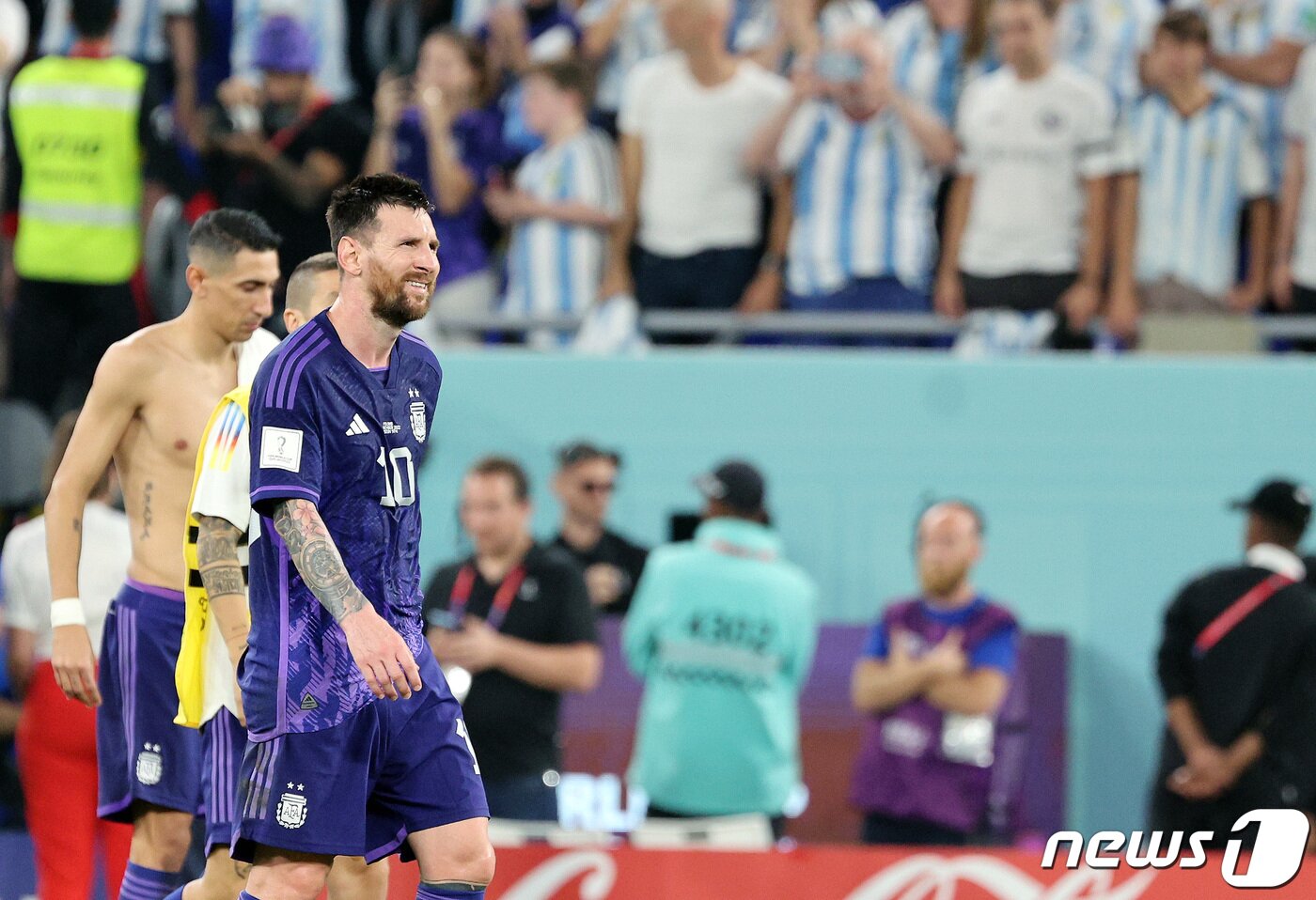 본문 이미지 - 아르헨티나 리오넬 메시가 30일 저녁(현지시간) 카타르 도하 스타디움974에서 열린 2022카타르 월드컵 조별리그 C조 3차전 폴란드와 아르헨티나의 경기를 마친 뒤 미소 짓고 있다. 경기 결과는 아르헨티나의 2대0 승리. 폴란드는 멕시코와 승점이 같지만 골득실 우위로 16강 진출 티켓을 따냈다. 2022.12.1/뉴스1 ⓒ News1 이동해 기자