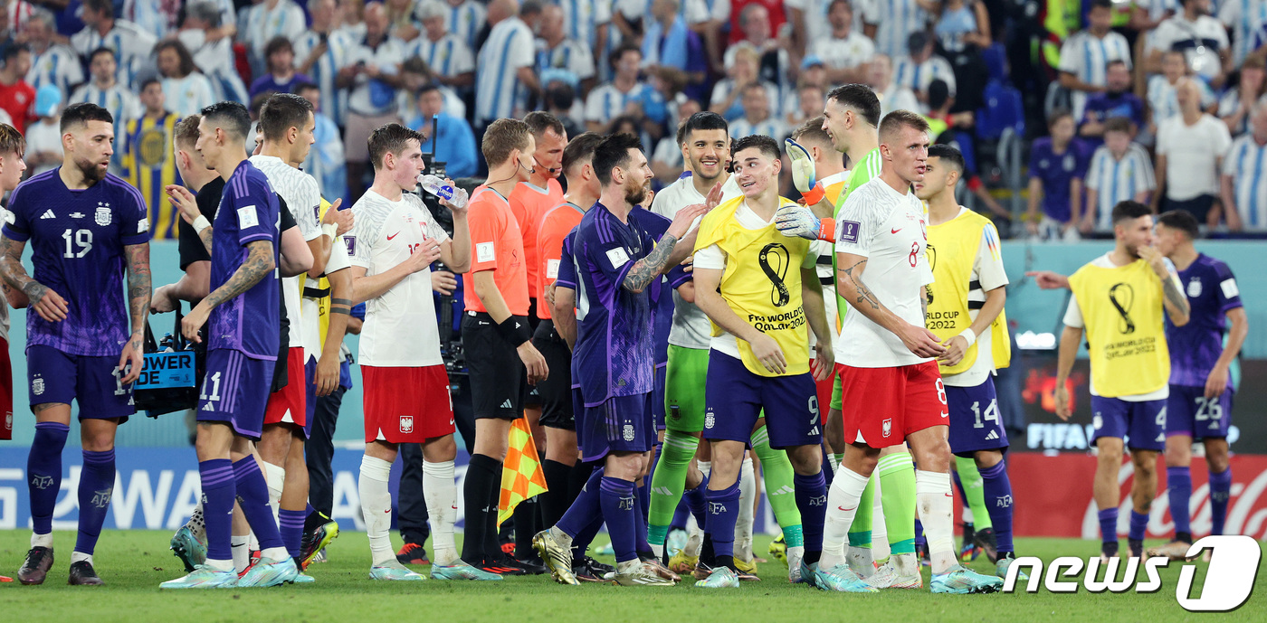 (도하(카타르)=뉴스1) 이동해 기자 = 30일 저녁(현지시간) 카타르 도하 스타디움974에서 열린 2022카타르 월드컵 조별리그 C조 3차전 폴란드와 아르헨티나의 경기 후 양팀 …