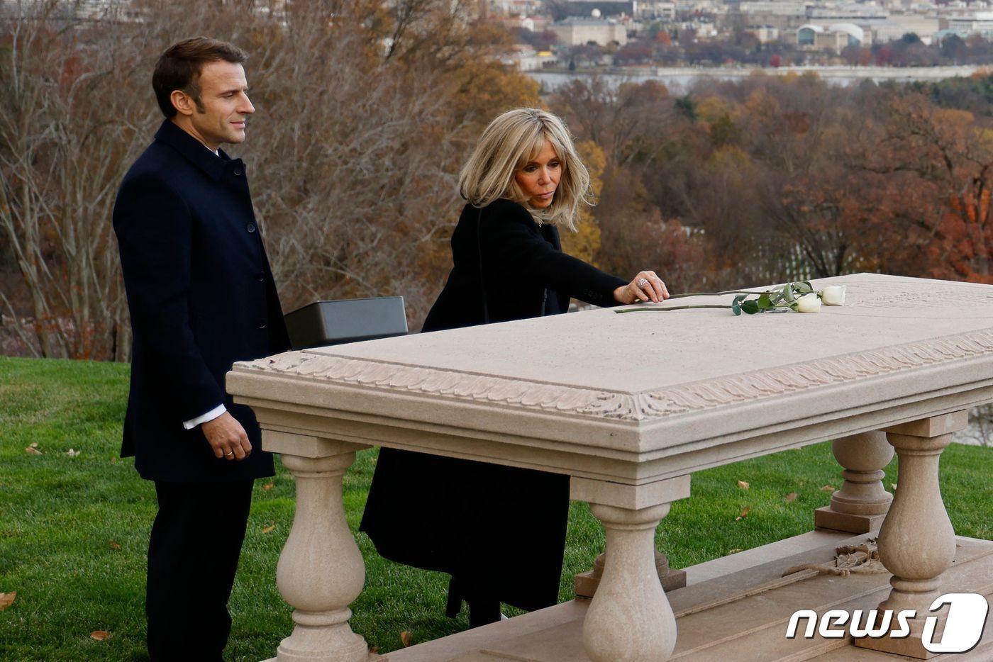 본문 이미지 - 30일(현지시간) 미국 버지니아주 알링턴에 위치한 알링턴 국립묘지에서 에마뉘엘 마크롱 프랑스 대통령과 브리짓 마크롱 여사가 프랑스계 미국인 공병 피에르 샤를 랑팡의 묘에 헌화하고 있다. ⓒ AFP=뉴스1 ⓒ News1 김성식 기자