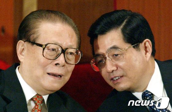 장쩌민 전 중국 국가주석이 후임인 후진타오 당시 신임 국가주석. 2003.03.15 © 로이터=뉴스1 © News1 권진영 기자