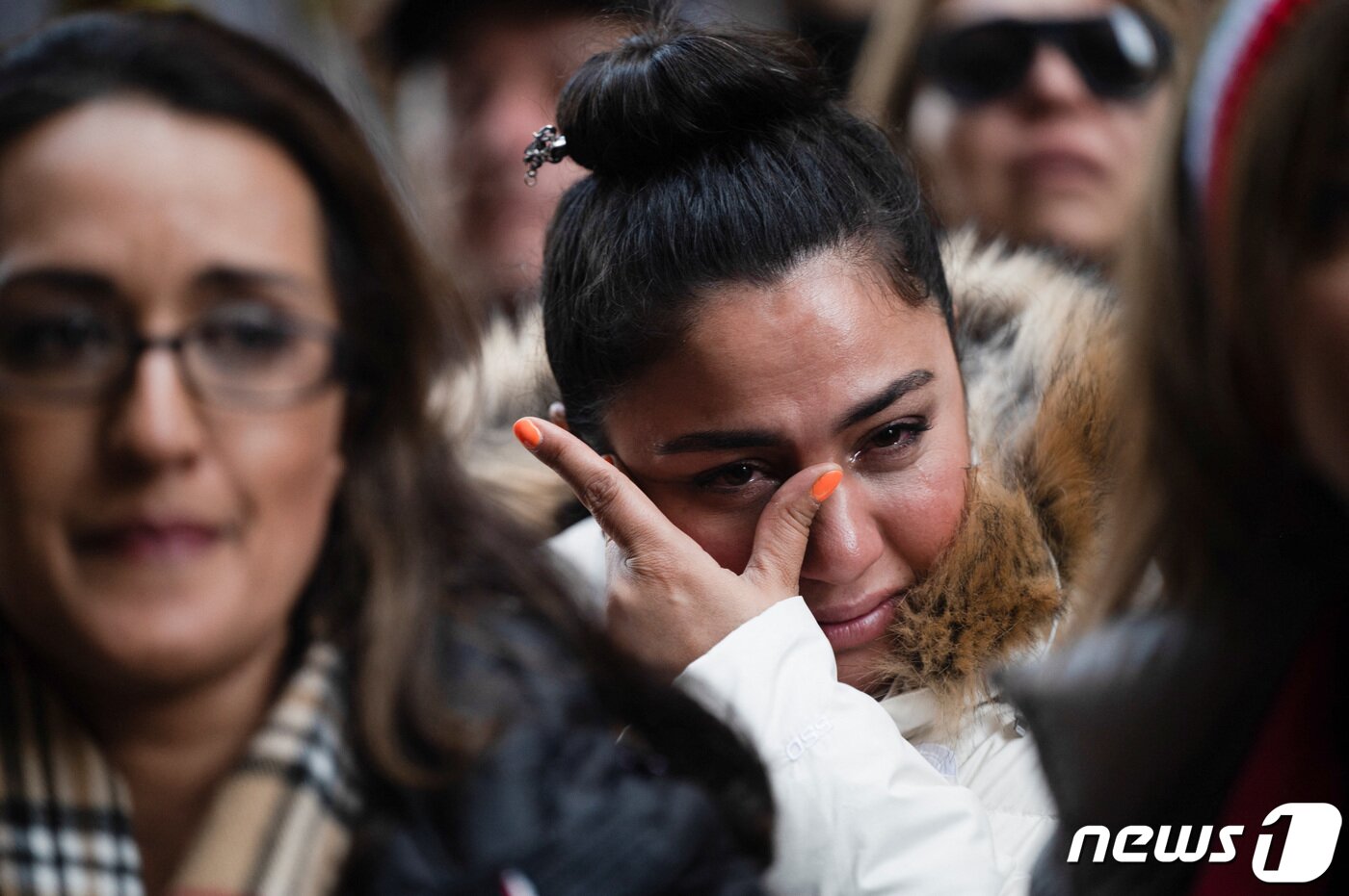 본문 이미지 - 30일(현지시간) 미국 캘리포니아주 샌프란시스코 유엔아동기금 사무실 앞에서 한 여성이 눈물을 닦고 있다. 사무실 앞에서는 이란의 성차별 폭력에 반대하는 시위 도중 살해된 아이들의 이름이 불리고 있었다. 2022.11.30 ⓒ 로이터=뉴스1 ⓒ News1 권진영 기자