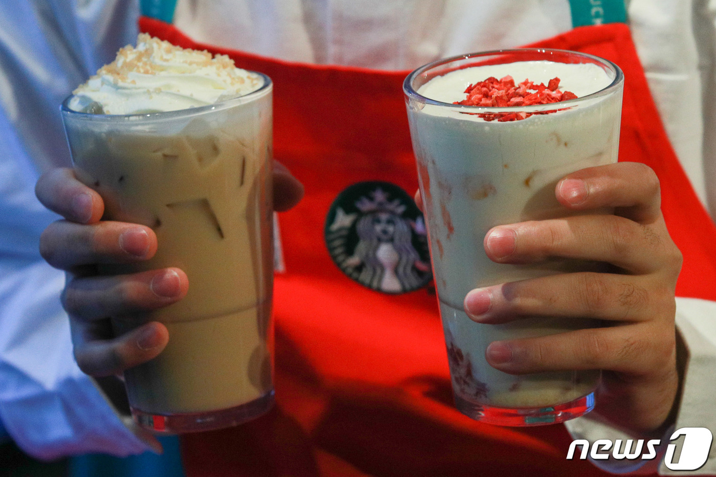 (서울=뉴스1) 안은나 기자 = 1일 서울 중구 스타벅스 한국프레스센터점에서 모델들이 연말 겨울 시즌을 알리는 신규 음료를 선보이고 있다.스타벅스 코리아는 오는 2일부터 스노우 바 …