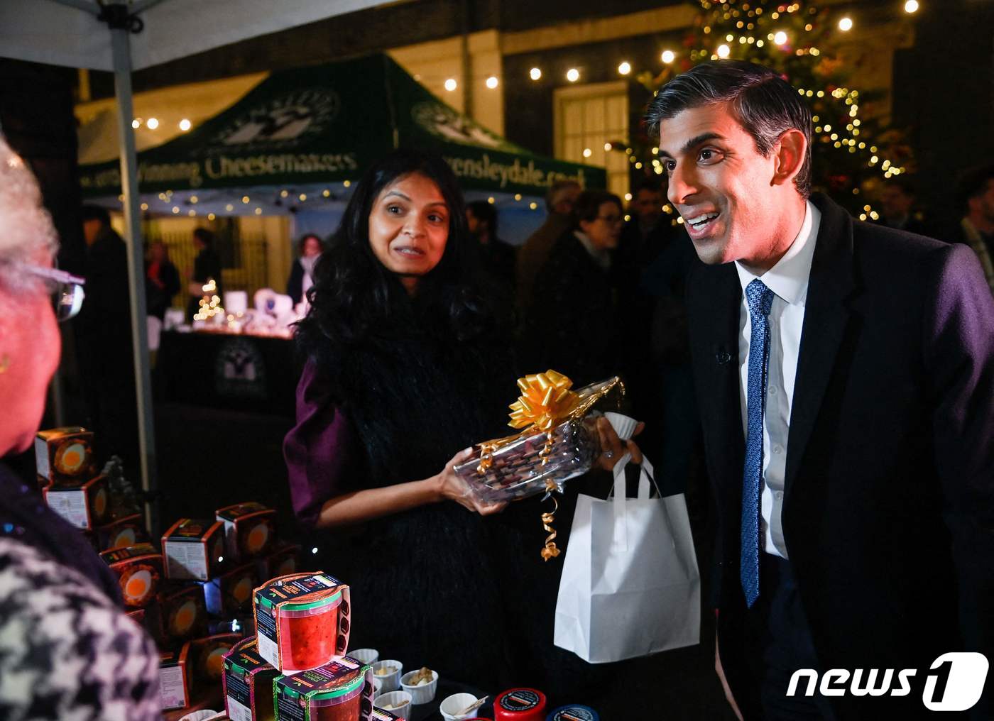 (런던 AFP=뉴스1) 김성식 기자 = 30일(현지시간) 영국 런던에서 리시 수낙 영국 총리와 그의 부인 악샤타 머티 여사가 크리스마스 기간 영국 중소기업을 홍보하기 위해 다우닝가 …
