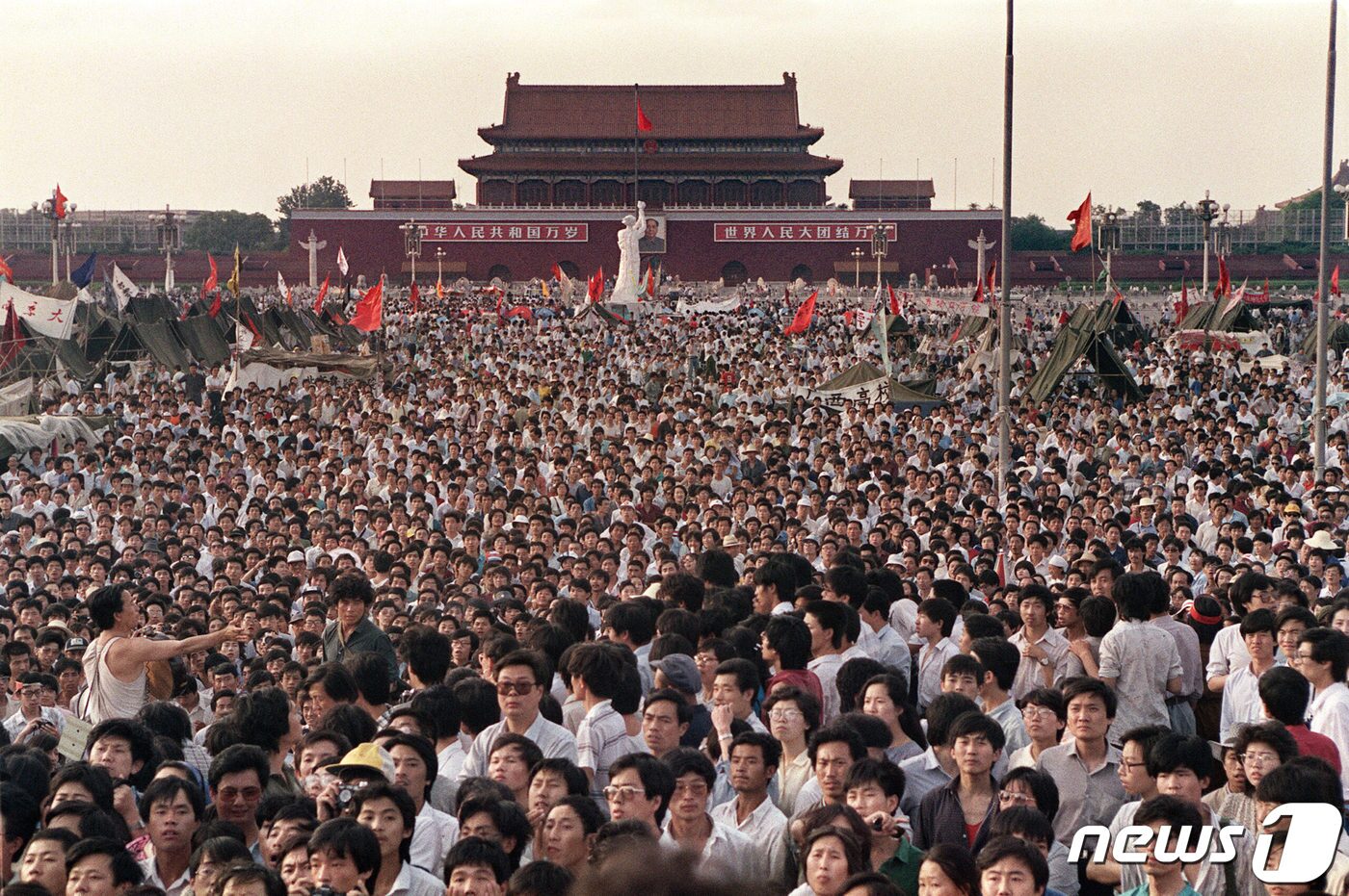 본문 이미지 - 1989년 민주주의와 자유를 요구하며 톈안먼 광장에 모인 중국 시민들. ⓒ AFP=뉴스1 자료사진