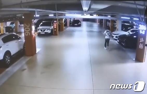 본문 이미지 - 합수단이 합동 검거 및 압수수색을 피해 도주하는 C씨를 체포해 사기 및 공갈, 마약류관리에관한법률 위반(향정) 혐의로 구속 기소했다.(보이스피싱 합동수사단 제공) /뉴스1