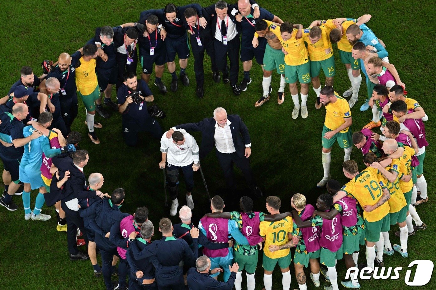 본문 이미지 - 그레이엄 아널드 호주 감독(가운데) ⓒ AFP=뉴스1