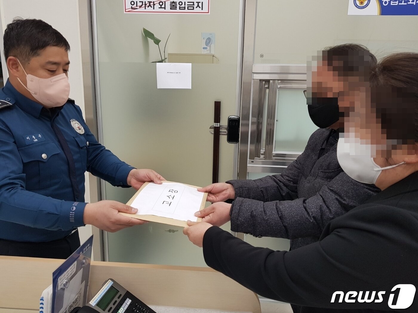 본문 이미지 - '충북 청주 성폭행 피해 여중생 사망사건'의 피해자 유족들이 1일 가해자들을 아동학대 살인, 살인, 아동학대치사, 유기치사 혐의로 수사해달라며 충북경찰청에 고소장을 제출하고 있다.(유족 측 제공).2022.12.1/뉴스1