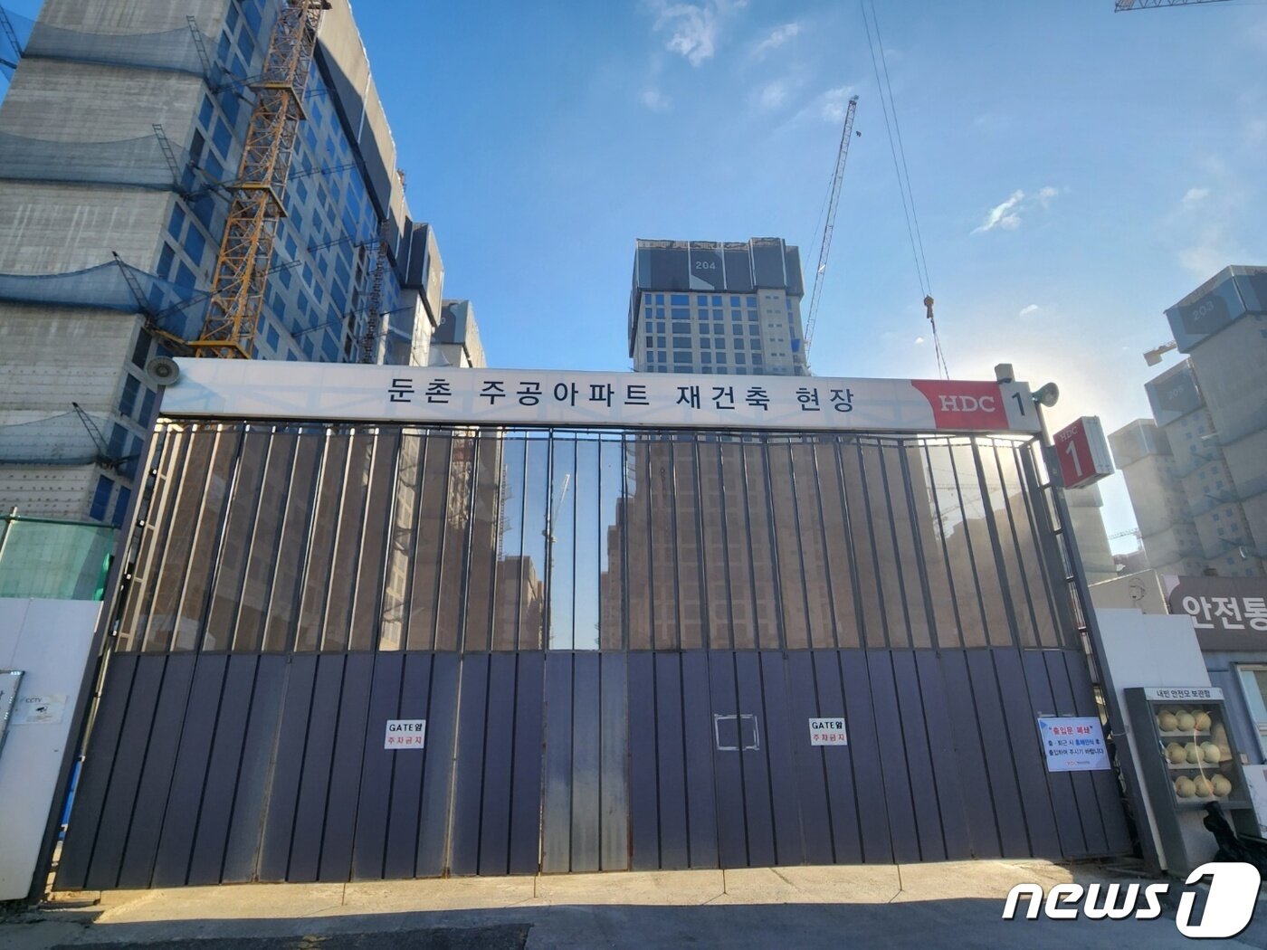 본문 이미지 - 지난 1일 서울 강동구 둔촌주공아파트(올림픽파크 포레온) 재건축 현장에서는 레미콘이 공급 안돼 타설 작업이 중단됐다. ⓒ News1 유민주 기자
