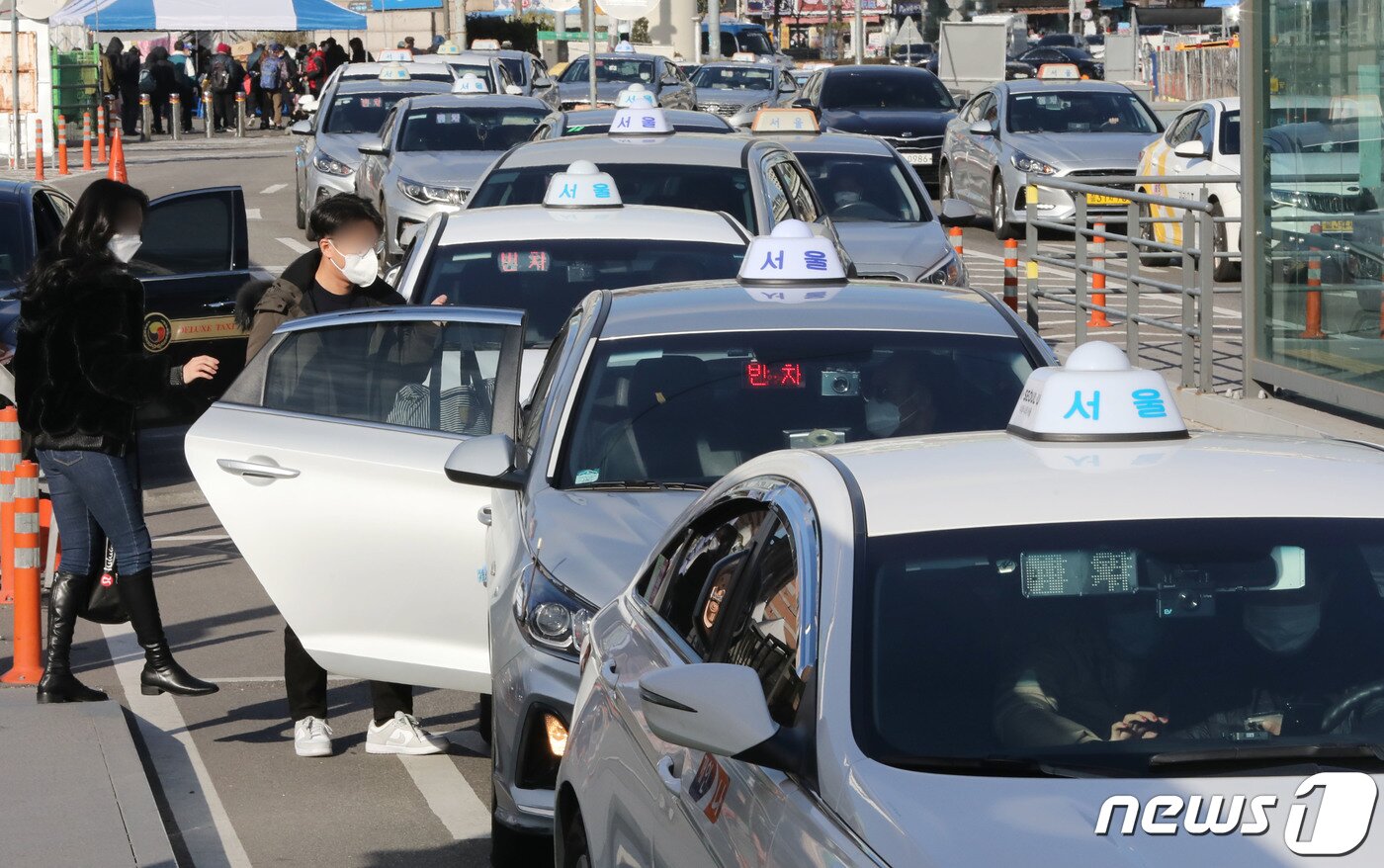 본문 이미지 - 1일 서울역 택시승강장에서 손님들이 택시를 이용하고 있다. ⓒ News1 박세연 기자