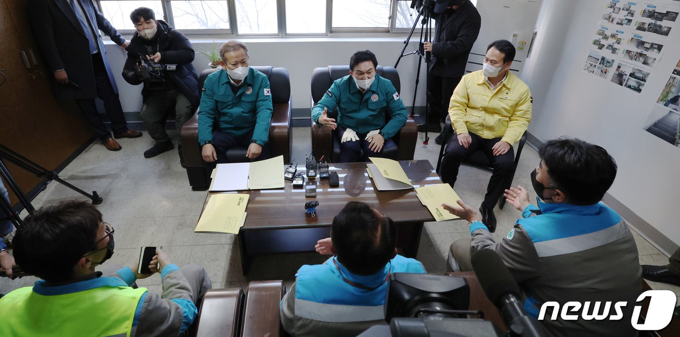 본문 이미지 - 이상민 행정안전부 장관, 원희룡 국토교통부 장관, 박덕수 인천광역시 행정부시장이 화물연대 총파업 8일째인 1일 인천 중구 삼표시멘트 인천사업소에서 이종석 삼표시멘트 대표이사와 간담회를 하고 있다. (공동취재) 2022.12.1/뉴스1 ⓒ News1 정진욱 기자