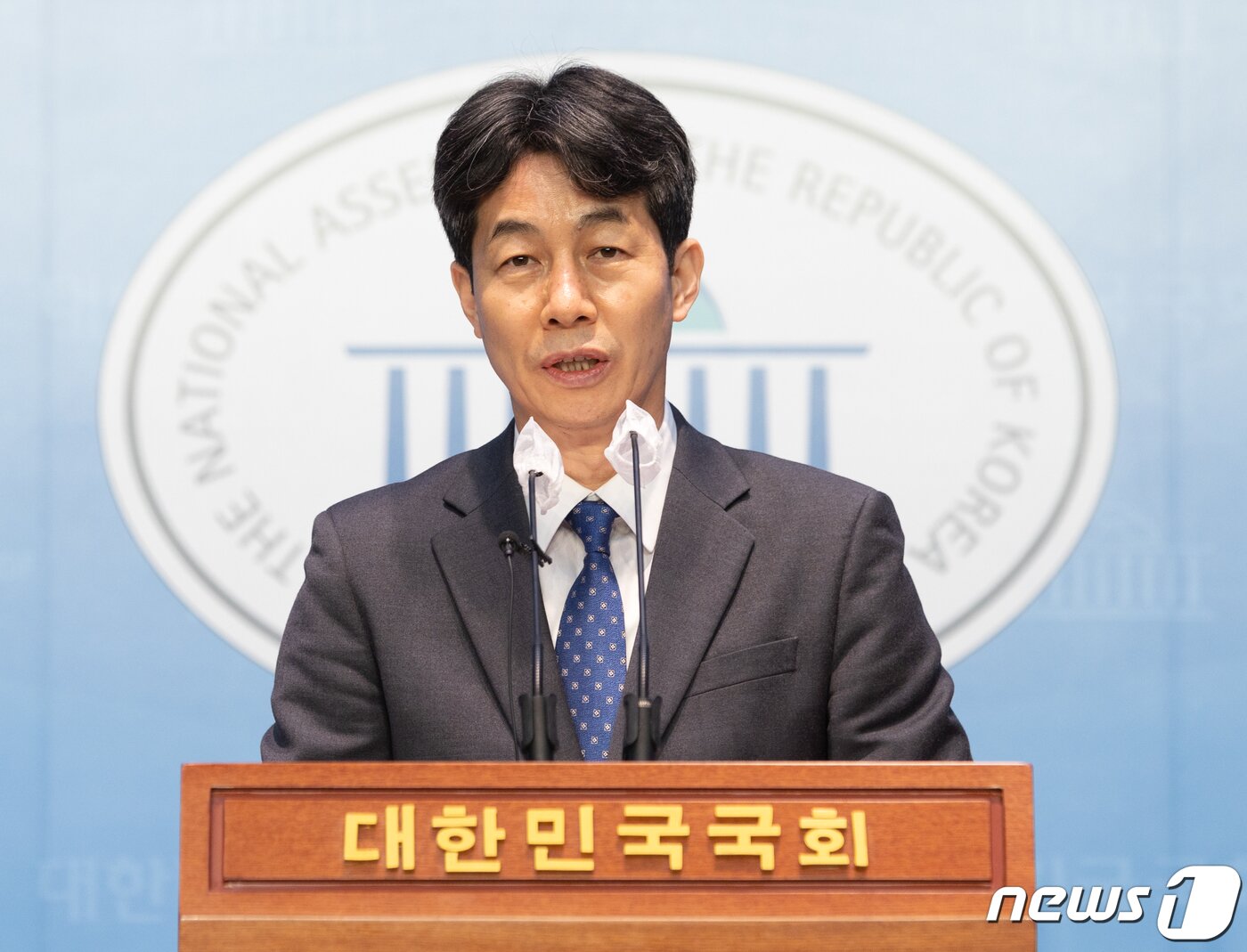 본문 이미지 - 윤건영 더불어민주당 의원이 1일 오후 서울 여의도 국회 소통관에서 서해 피격 공무원 사건 수사 관련 문재인 전 대통령 입장을 발표하고 있다. 2022.12.1/뉴스1 ⓒ News1 이재명 기자