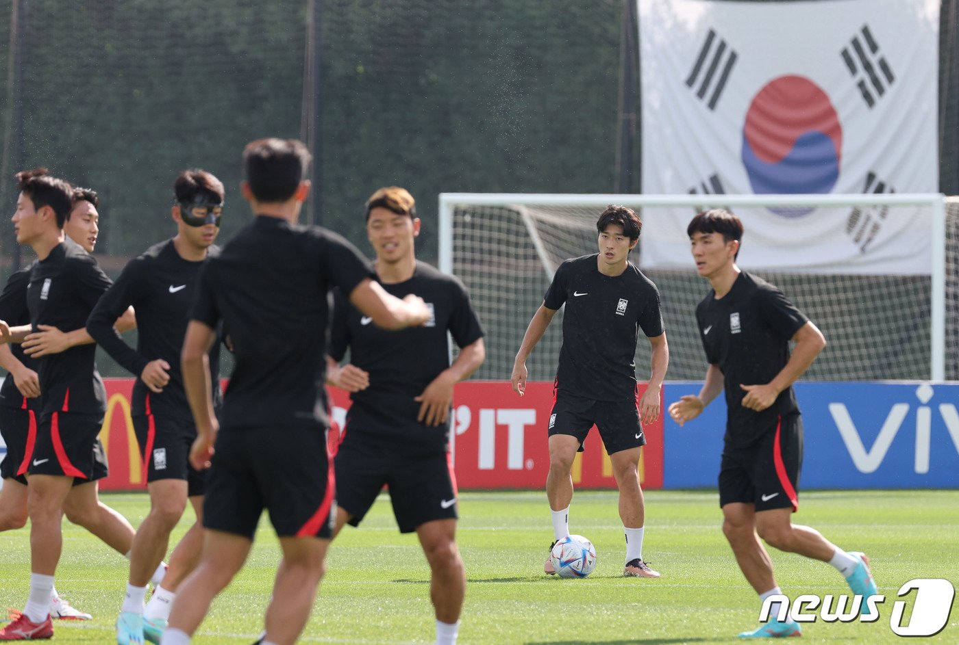 대한민국 축구대표팀 조규성 등이 1일 오전&#40;현지시간&#41; 카타르 도하 알에글라 트레이닝센터에서 훈련을 하고 있다. 2022.12.1/뉴스1 ⓒ News1 이광호 기자