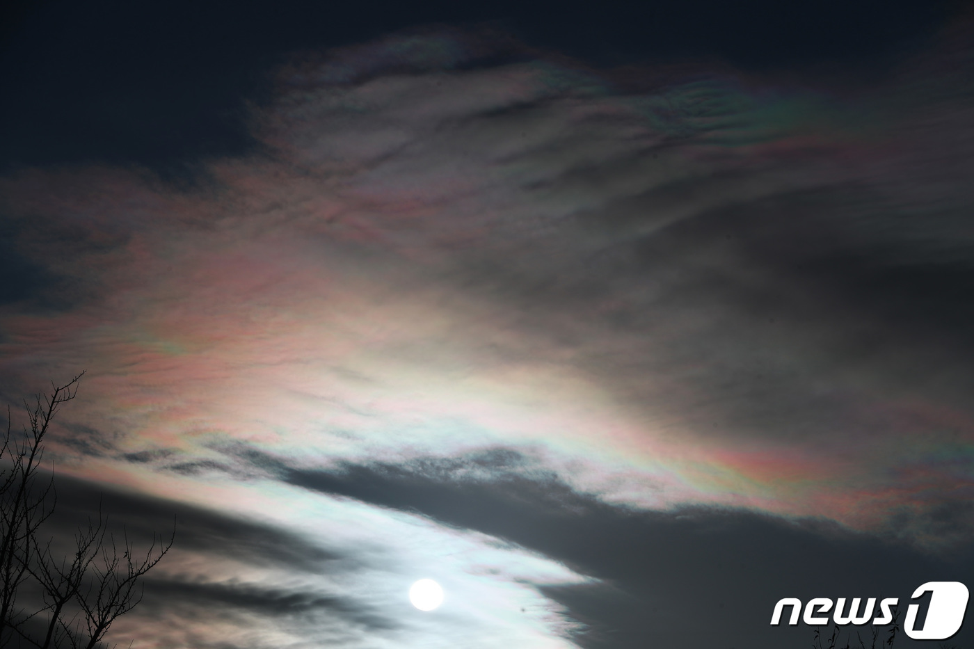 (용인=뉴스1) 김영운 기자 = 1일 오후 경기 용인시 처인구 상공에 채운이 관측되고 있다.채운은 구름 속 얼음 알갱이나 물방울 등이 태양광선의 회절 현상을 일으켜 발생된다. 옛 …