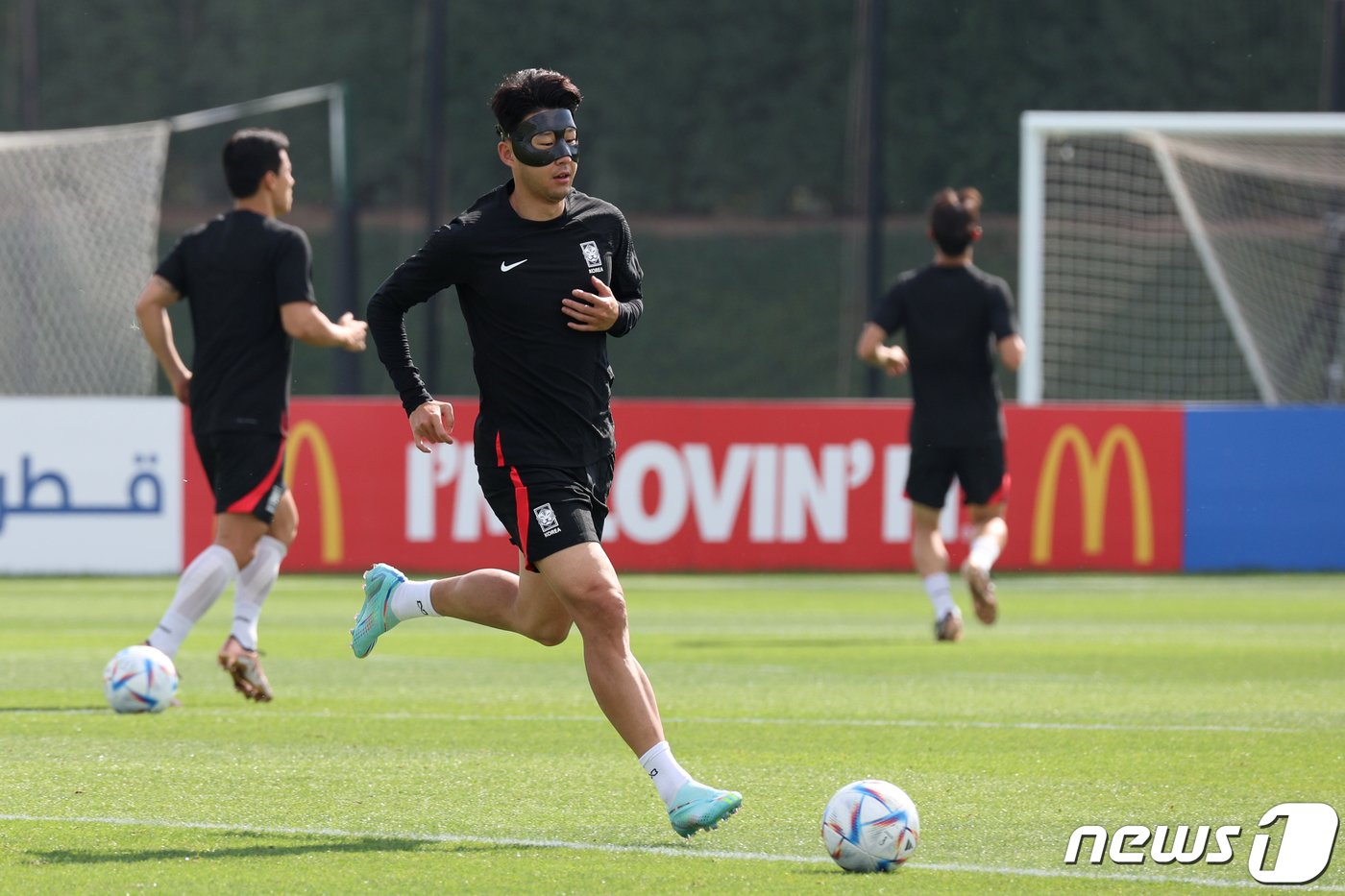 대한민국 축구대표팀 손흥민이 1일 오전&#40;현지시간&#41; 카타르 도하 알에글라 트레이닝센터에서 훈련을 하고 있다. 2022.12.1/뉴스1 ⓒ News1 이광호 기자