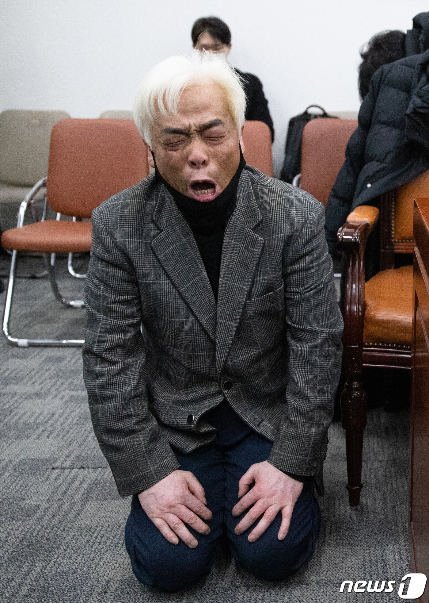 본문 이미지 - 이태원 참사 희생자 유가족이 1일 오후 서울 여의도 국회에서 열린 용산 이태원 참사 진상규명과 재발방지를 위한 국정조사 특별위원회 유가족 간담회에서 무릎을 꿇고 절규하고 있다. 2022.12.1/뉴스1 ⓒ News1 이재명 기자