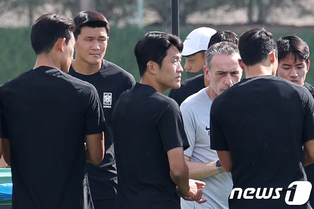 본문 이미지 - 대한민국 축구대표팀 김민재가 1일 오전(현지시간) 카타르 도하 알에글라 트레이닝센터에서 가진 훈련에서 벤투 감독을 바라보고 있다. 2022.12.1/뉴스1 ⓒ News1 이광호 기자