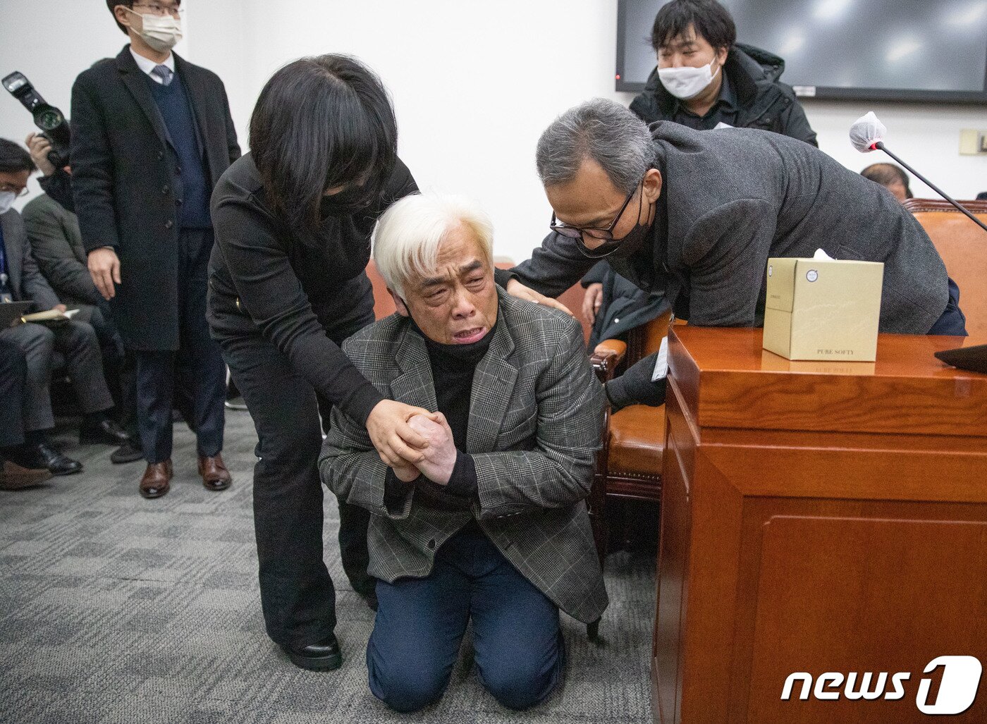 본문 이미지 - 이태원 참사 희생자 유가족이 1일 오후 서울 여의도 국회에서 열린 용산 이태원 참사 진상규명과 재발방지를 위한 국정조사 특별위원회 유가족 간담회에서 무릎을 꿇고 절규하고 있다. 2022.12.1/뉴스1 ⓒ News1 이재명 기자