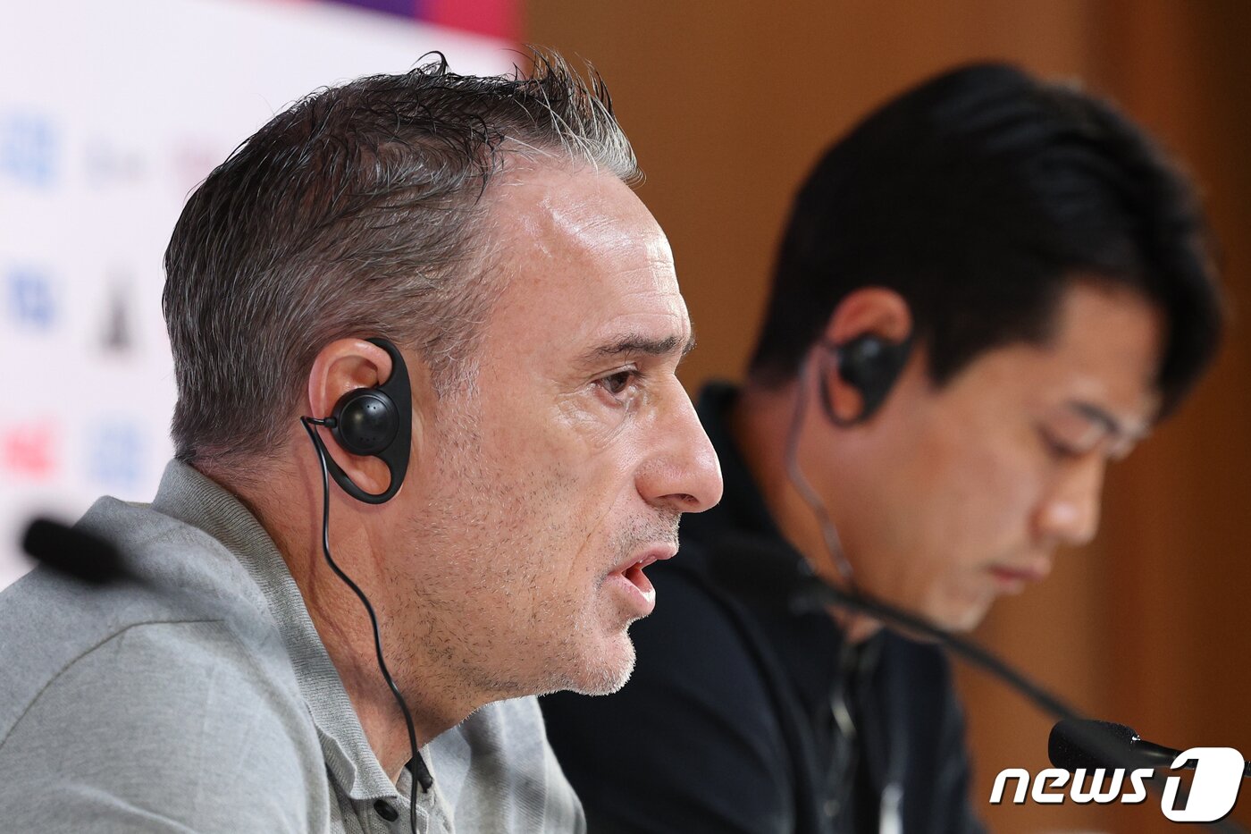 본문 이미지 - 파울루 벤투 대한민국 축구대표팀 감독이 2022 카타르 월드컵 조별리그 H조 3차전 포르투갈과의 경기를 하루 앞둔 1일 오후(현지시간) 카타르 알라이얀의 메인프레스센터에서 기자회견을 하고 있다. 2022.12.1/뉴스1 ⓒ News1 이광호 기자