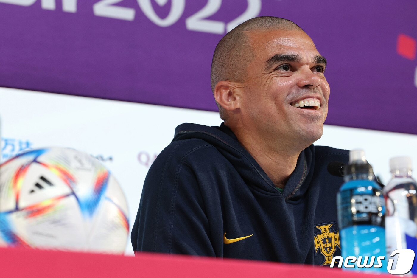 본문 이미지 - 포르투갈 축구대표팀 페페가 2022 카타르 월드컵 조별리그 H조 3차전 한국과의 경기를 하루 앞둔 1일 오후(현지시간) 카타르 알라이얀의 메인프레스센터에서 기자회견을 하고 있다. 2022.12.1/뉴스1 ⓒ News1 이광호 기자